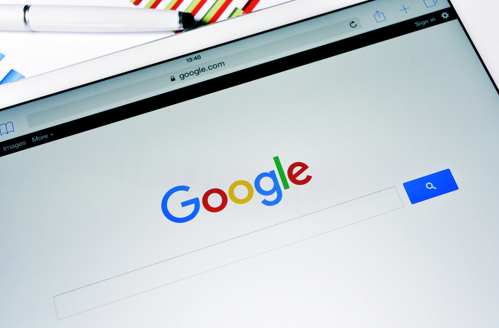Google Advertises Official iOS and Android Apps on its Home Page